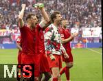 03.05.2025, Fussball 1. Bundesliga 2024/2025, 32. Spieltag, RB Leipzig - FC Bayern Mnchen, in der Red Bull Arena Leipzig, die Bayernspieler nach dem Spiel.  Joshua Kimmich (FC Bayern Mnchen), Thomas Mller (FC Bayern Mnchen), 