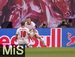 03.05.2025, Fussball 1. Bundesliga 2024/2025, 32. Spieltag, RB Leipzig - FC Bayern Mnchen, in der Red Bull Arena Leipzig, v.li: Xavi Simons (RB Leipzig) jubel mit Benjamin Sesko (RB Leipzig) 