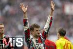 03.05.2025, Fussball 1. Bundesliga 2024/2025, 32. Spieltag, RB Leipzig - FC Bayern Mnchen, in der Red Bull Arena Leipzig, die Bayernspieler nach dem Spiel.  Thomas Mller (FC Bayern Mnchen). grt die Fans 