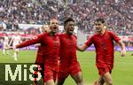 03.05.2025, Fussball 1. Bundesliga 2024/2025, 32. Spieltag, RB Leipzig - FC Bayern Mnchen, in der Red Bull Arena Leipzig, Torjubel Leroy Sane (li, Bayern Mnchen) nach seinem 3:2 Fhrungstreffer, mit Kingsley Coman (FC Bayern Mnchen) und Aleksandar Pavlovic (Bayern Mnchen)  