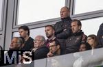 03.05.2025, Fussball 1. Bundesliga 2024/2025, 32. Spieltag, RB Leipzig - FC Bayern Mnchen, in der Red Bull Arena Leipzig, Ehrentribne, mit Harry Kane (re. oben, FC Bayern Mnchen), links daneben: Bruder Charlie Kane,  
