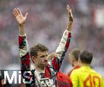 03.05.2025, Fussball 1. Bundesliga 2024/2025, 32. Spieltag, RB Leipzig - FC Bayern Mnchen, in der Red Bull Arena Leipzig, die Bayernspieler nach dem Spiel.  Thomas Mller (FC Bayern Mnchen). grt die Fans 