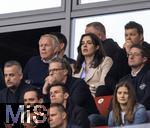 03.05.2025, Fussball 1. Bundesliga 2024/2025, 32. Spieltag, RB Leipzig - FC Bayern Mnchen, in der Red Bull Arena Leipzig, Ehrentribne, Johannes B. Kerner (li. oben) mit Ehefrau Alina, Michael Ballack,  