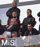 03.05.2025, Fussball 1. Bundesliga 2024/2025, 32. Spieltag, RB Leipzig - FC Bayern Mnchen, in der Red Bull Arena Leipzig, Ehrentribne, mit Harry Kane (re. oben, FC Bayern Mnchen), links daneben: Bruder Charlie Kane,   