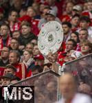 03.05.2025, Fussball 1. Bundesliga 2024/2025, 32. Spieltag, RB Leipzig - FC Bayern Mnchen, in der Red Bull Arena Leipzig, Fans mit einer Kopie der Meisterschale.