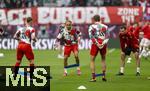 03.05.2025, Fussball 1. Bundesliga 2024/2025, 32. Spieltag, RB Leipzig - FC Bayern Mnchen, in der Red Bull Arena Leipzig, Sacha Boey (FC Bayern Mnchen) beim Aufwrmen mit dem Gummiband.