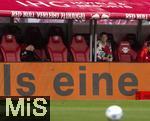 03.05.2025, Fussball 1. Bundesliga 2024/2025, 32. Spieltag, RB Leipzig - FC Bayern Mnchen, in der Red Bull Arena Leipzig, Torwart Manuel Neuer (FC Bayern Mnchen) sitzt auf der Bank.