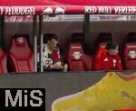 03.05.2025, Fussball 1. Bundesliga 2024/2025, 32. Spieltag, RB Leipzig - FC Bayern Mnchen, in der Red Bull Arena Leipzig, Torwart Manuel Neuer (FC Bayern Mnchen) sitzt auf der Bank.