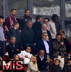03.05.2025, Fussball 1. Bundesliga 2024/2025, 32. Spieltag, RB Leipzig - FC Bayern Mnchen, in der Red Bull Arena Leipzig, Ehrentribne mit der Mnchner Vereinsfhrung, Sportvorstand Max Eberl (Bayern Mnchen), Vorstandsvorsitzender Jan-Christian Dreesen (FC Bayern Mnchen), Prsident Herbert Hainer (FC Bayern), Geschftsfhrer Michael Diederich (FC Bayern Mnchen),  Harry Kane (FC Bayern Mnchen) mit Bruder Charlie Kane 