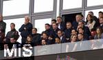 03.05.2025, Fussball 1. Bundesliga 2024/2025, 32. Spieltag, RB Leipzig - FC Bayern Mnchen, in der Red Bull Arena Leipzig, Ehrentribne, mit Harry Kane (FC Bayern Mnchen), Mario Gomez (Technischer Direktor Red Bull Soccer), Sportdirektor Markus Krsche (RB Leipzig), Geschftsfhrer Sport: Marcel Schfer (RB Leipzig), Geschftsfhrer, Chief Business Officer (CBO): Johann Plenge (RB Leipzig), Florian Hopp (RB Leipzig), Chief Commercial Officer (CCO): Matthias Reichwald (RB Salzburg), Chief Media Officer (CMO): Marco Fenske (RB Leipzig), Chief Operating Officer (COO): Jens May (RB Leipzig), Director Legal & Compliance: Brbel Milsch (RB Leipzig), Director Human Resources: Max Herwig (RB Leipzig). Michael Ballack, Johannes B. Kerner, Ehefrau Alina Schiess. 