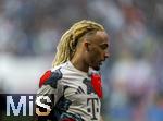 03.05.2025, Fussball 1. Bundesliga 2024/2025, 32. Spieltag, RB Leipzig - FC Bayern Mnchen, in der Red Bull Arena Leipzig, Sacha Boey (FC Bayern Mnchen) mit blonder Rastafrisur beim Aufwrmen,