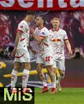 03.05.2025, Fussball 1. Bundesliga 2024/2025, 32. Spieltag, RB Leipzig - FC Bayern Mnchen, in der Red Bull Arena Leipzig, von links:  Benjamin Sesko (RB Leipzig) und David Raum (RB Leipzig) Torjubel.