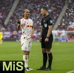 03.05.2025, Fussball 1. Bundesliga 2024/2025, 32. Spieltag, RB Leipzig - FC Bayern Mnchen, in der Red Bull Arena Leipzig, v.li: Xavi Simons (RB Leipzig) mit Schiedsrichter Felix Zwayer.