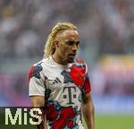 03.05.2025, Fussball 1. Bundesliga 2024/2025, 32. Spieltag, RB Leipzig - FC Bayern Mnchen, in der Red Bull Arena Leipzig, Sacha Boey (FC Bayern Mnchen) mit blonder Rastafrisur beim Aufwrmen,