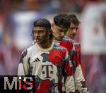 03.05.2025, Fussball 1. Bundesliga 2024/2025, 32. Spieltag, RB Leipzig - FC Bayern Mnchen, in der Red Bull Arena Leipzig, Serge Gnabry (FC Bayern Mnchen), Aleksandar Pavlovic (Bayern Mnchen) , Leon Goretzka (FC Bayern Mnchen) nachdenklich beim Aufwrmen.