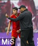 03.05.2025, Fussball 1. Bundesliga 2024/2025, 32. Spieltag, RB Leipzig - FC Bayern Mnchen, in der Red Bull Arena Leipzig, re: Trainer Vincent Kompany (FC Bayern Mnchen) gibt Aleksandar Pavlovic (Bayern Mnchen)  taktische Anweisungen am Spielfeldrand 