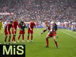 03.05.2025, Fussball 1. Bundesliga 2024/2025, 32. Spieltag, RB Leipzig - FC Bayern Mnchen, in der Red Bull Arena Leipzig, Thomas Mller (FC Bayern Mnchen) feiert mit der Mannschaft in der Bayern-Fankurve nach dem Unentschieden.
