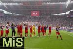03.05.2025, Fussball 1. Bundesliga 2024/2025, 32. Spieltag, RB Leipzig - FC Bayern Mnchen, in der Red Bull Arena Leipzig, Thomas Mller (FC Bayern Mnchen) feiert mit der Mannschaft in der Bayern-Fankurve nach dem Unentschieden.