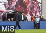 03.05.2025, Fussball 1. Bundesliga 2024/2025, 32. Spieltag, RB Leipzig - FC Bayern Mnchen, in der Red Bull Arena Leipzig, Kurz vor Ende des Spieles ist Harry Kane (mitte, FC Bayern Mnchen) an der Bank, aber der Meisterjubel fllt diesmal aus. Trainer Vincent Kompany (FC Bayern Mnchen) 

