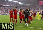 03.05.2025, Fussball 1. Bundesliga 2024/2025, 32. Spieltag, RB Leipzig - FC Bayern Mnchen, in der Red Bull Arena Leipzig, Joshua Kimmich (FC Bayern Mnchen), Torwart Manuel Neuer (FC Bayern Mnchen)  feiern mit der Mannschaft in der Bayern-Fankurve nach dem Unentschieden.