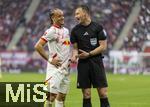 03.05.2025, Fussball 1. Bundesliga 2024/2025, 32. Spieltag, RB Leipzig - FC Bayern Mnchen, in der Red Bull Arena Leipzig, v.li: Xavi Simons (RB Leipzig) mit Schiedsrichter Felix Zwayer.