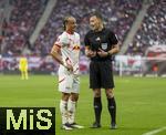 03.05.2025, Fussball 1. Bundesliga 2024/2025, 32. Spieltag, RB Leipzig - FC Bayern Mnchen, in der Red Bull Arena Leipzig, v.li: Xavi Simons (RB Leipzig) mit Schiedsrichter Felix Zwayer.