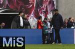 03.05.2025, Fussball 1. Bundesliga 2024/2025, 32. Spieltag, RB Leipzig - FC Bayern Mnchen, in der Red Bull Arena Leipzig, Kurz vor Ende des Spieles ist Harry Kane (mitte, FC Bayern Mnchen) an der Bank, aber der Meisterjubel fllt diesmal aus. Trainer Vincent Kompany (FC Bayern Mnchen) 
