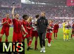 03.05.2025, Fussball 1. Bundesliga 2024/2025, 32. Spieltag, RB Leipzig - FC Bayern Mnchen, in der Red Bull Arena Leipzig, Joshua Kimmich (FC Bayern Mnchen), Torwart Manuel Neuer (FC Bayern Mnchen)  feiern mit der Mannschaft in der Bayern-Fankurve nach dem Unentschieden.
