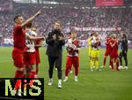 03.05.2025, Fussball 1. Bundesliga 2024/2025, 32. Spieltag, RB Leipzig - FC Bayern Mnchen, in der Red Bull Arena Leipzig, Joshua Kimmich (FC Bayern Mnchen), Torwart Manuel Neuer (FC Bayern Mnchen)  feiern mit der Mannschaft in der Bayern-Fankurve nach dem Unentschieden. Lennart Karl (Bayern Mnchen) 