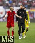 03.05.2025, Fussball 1. Bundesliga 2024/2025, 32. Spieltag, RB Leipzig - FC Bayern Mnchen, in der Red Bull Arena Leipzig, Nach dem Spiel, v.li: Konrad Laimer (FC Bayern Mnchen) ratlos mit Torwart Manuel Neuer (FC Bayern Mnchen) 