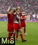 03.05.2025, Fussball 1. Bundesliga 2024/2025, 32. Spieltag, RB Leipzig - FC Bayern Mnchen, in der Red Bull Arena Leipzig, Joshua Kimmich (FC Bayern Mnchen), Thomas Mller (FC Bayern Mnchen) feiern mit der Mannschaft in der Bayern-Fankurve nach dem Unentschieden. Lennart Karl (Bayern Mnchen) 