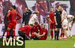 03.05.2025, Fussball 1. Bundesliga 2024/2025, 32. Spieltag, RB Leipzig - FC Bayern Mnchen, in der Red Bull Arena Leipzig, Eric Dier (FC Bayern Mnchen) verletzt am Boden, re: Schiedsrichter Felix Zwayer redet David Raum (RB Leipzig) ins Gewissen. 