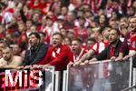 03.05.2025, Fussball 1. Bundesliga 2024/2025, 32. Spieltag, RB Leipzig - FC Bayern Mnchen, in der Red Bull Arena Leipzig, Bayernfans feiern die Mannschaft