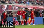 03.05.2025, Fussball 1. Bundesliga 2024/2025, 32. Spieltag, RB Leipzig - FC Bayern Mnchen, in der Red Bull Arena Leipzig, Thomas Mller (FC Bayern Mnchen) Auswechslung von Trainer Vincent Kompany (FC Bayern Mnchen) fr Leon Goretzka (FC Bayern Mnchen) 