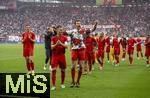 03.05.2025, Fussball 1. Bundesliga 2024/2025, 32. Spieltag, RB Leipzig - FC Bayern Mnchen, in der Red Bull Arena Leipzig, Joshua Kimmich (FC Bayern Mnchen), Thomas Mller (FC Bayern Mnchen) feiern mit der Mannschaft in der Bayern-Fankurve nach dem Unentschieden. Lennart Karl (Bayern Mnchen) 