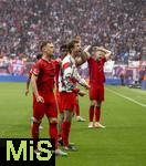 03.05.2025, Fussball 1. Bundesliga 2024/2025, 32. Spieltag, RB Leipzig - FC Bayern Mnchen, in der Red Bull Arena Leipzig, Joshua Kimmich (FC Bayern Mnchen), Thomas Mller (FC Bayern Mnchen) feiern mit der Mannschaft in der Bayern-Fankurve nach dem Unentschieden. Lennart Karl (Bayern Mnchen) 
