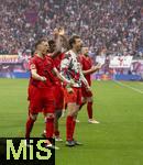 03.05.2025, Fussball 1. Bundesliga 2024/2025, 32. Spieltag, RB Leipzig - FC Bayern Mnchen, in der Red Bull Arena Leipzig, Joshua Kimmich (FC Bayern Mnchen), Thomas Mller (FC Bayern Mnchen) feiern mit der Mannschaft in der Bayern-Fankurve nach dem Unentschieden. Lennart Karl (Bayern Mnchen) 