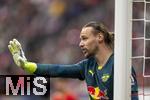 03.05.2025, Fussball 1. Bundesliga 2024/2025, 32. Spieltag, RB Leipzig - FC Bayern Mnchen, in der Red Bull Arena Leipzig, Torwart Maarten Vandevoordt (RB Leipzig) gibt Anweisungen.
