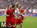 03.05.2025, Fussball 1. Bundesliga 2024/2025, 32. Spieltag, RB Leipzig - FC Bayern Mnchen, in der Red Bull Arena Leipzig, Joshua Kimmich (FC Bayern Mnchen), Thomas Mller (FC Bayern Mnchen) feiern mit der Mannschaft in der Bayern-Fankurve nach dem Unentschieden. Lennart Karl (Bayern Mnchen) 