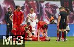 03.05.2025, Fussball 1. Bundesliga 2024/2025, 32. Spieltag, RB Leipzig - FC Bayern Mnchen, in der Red Bull Arena Leipzig, Eric Dier (FC Bayern Mnchen) verletzt am Boden, re: Schiedsrichter Felix Zwayer 