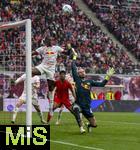03.05.2025, Fussball 1. Bundesliga 2024/2025, 32. Spieltag, RB Leipzig - FC Bayern Mnchen, in der Red Bull Arena Leipzig, li: Castello Lukeba (RB Leipzig) und Torwart Maarten Vandevoordt (RB Leipzig) 