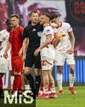 03.05.2025, Fussball 1. Bundesliga 2024/2025, 32. Spieltag, RB Leipzig - FC Bayern Mnchen, in der Red Bull Arena Leipzig, li: Schiedsrichter Felix Zwayer redet David Raum (RB Leipzig) ins Gewissen.