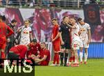 03.05.2025, Fussball 1. Bundesliga 2024/2025, 32. Spieltag, RB Leipzig - FC Bayern Mnchen, in der Red Bull Arena Leipzig, Eric Dier (FC Bayern Mnchen) verletzt am Boden, re: Schiedsrichter Felix Zwayer redet David Raum (RB Leipzig) ins Gewissen.