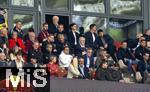 03.05.2025, Fussball 1. Bundesliga 2024/2025, 32. Spieltag, RB Leipzig - FC Bayern Mnchen, in der Red Bull Arena Leipzig, Ehrentribne mit der Mnchner Vereinsfhrung, Sportvorstand Max Eberl (Bayern Mnchen), Vorstandsvorsitzender Jan-Christian Dreesen (FC Bayern Mnchen), Prsident Herbert Hainer (FC Bayern), Geschftsfhrer Michael Diederich (FC Bayern Mnchen),  Harry Kane (FC Bayern Mnchen) mit Bruder Charlie Kane  