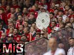 03.05.2025, Fussball 1. Bundesliga 2024/2025, 32. Spieltag, RB Leipzig - FC Bayern Mnchen, in der Red Bull Arena Leipzig, Fans mit einer Kopie der Meisterschale. 