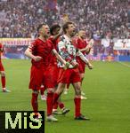 03.05.2025, Fussball 1. Bundesliga 2024/2025, 32. Spieltag, RB Leipzig - FC Bayern Mnchen, in der Red Bull Arena Leipzig, Joshua Kimmich (FC Bayern Mnchen), Thomas Mller (FC Bayern Mnchen) feiern mit der Mannschaft in der Bayern-Fankurve nach dem Unentschieden. Lennart Karl (Bayern Mnchen) 