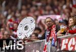 03.05.2025, Fussball 1. Bundesliga 2024/2025, 32. Spieltag, RB Leipzig - FC Bayern Mnchen, in der Red Bull Arena Leipzig, Fans mit einer Kopie der Meisterschale. 