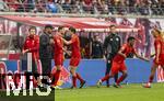 03.05.2025, Fussball 1. Bundesliga 2024/2025, 32. Spieltag, RB Leipzig - FC Bayern Mnchen, in der Red Bull Arena Leipzig, Thomas Mller (FC Bayern Mnchen) Auswechslung von Trainer Vincent Kompany (FC Bayern Mnchen) fr Leon Goretzka (FC Bayern Mnchen) 