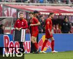 03.05.2025, Fussball 1. Bundesliga 2024/2025, 32. Spieltag, RB Leipzig - FC Bayern Mnchen, in der Red Bull Arena Leipzig, Thomas Mller (FC Bayern Mnchen) Auswechslung von Trainer Vincent Kompany (FC Bayern Mnchen) fr Leon Goretzka (FC Bayern Mnchen) 