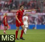 03.05.2025, Fussball 1. Bundesliga 2024/2025, 32. Spieltag, RB Leipzig - FC Bayern Mnchen, in der Red Bull Arena Leipzig, Thomas Mller (FC Bayern Mnchen) gibt Anweisungen.